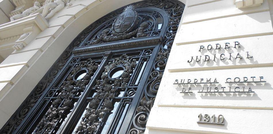 Entrada de la Suprema Corte de Justicia del Uruguay