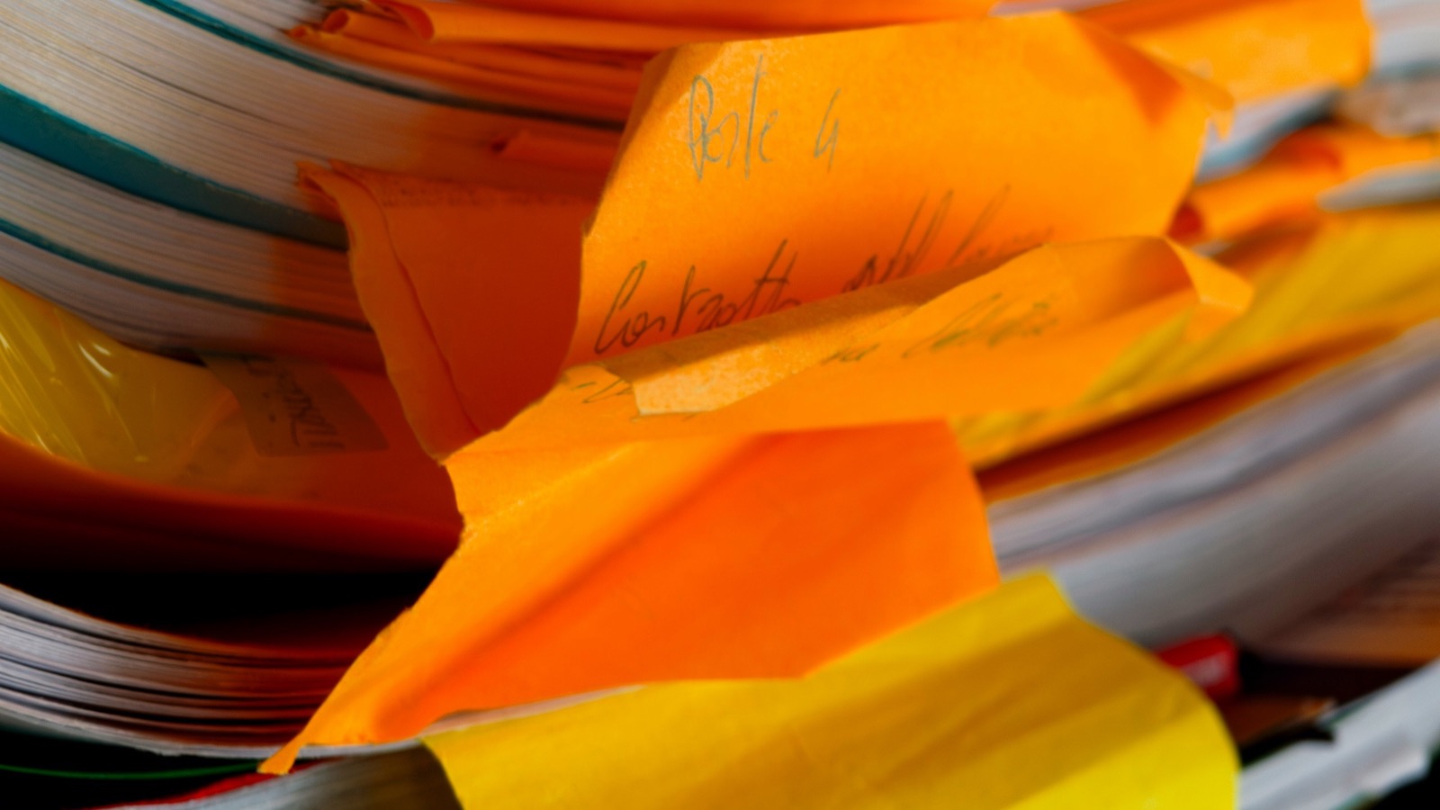 Pila de expedientes con separadores de colores