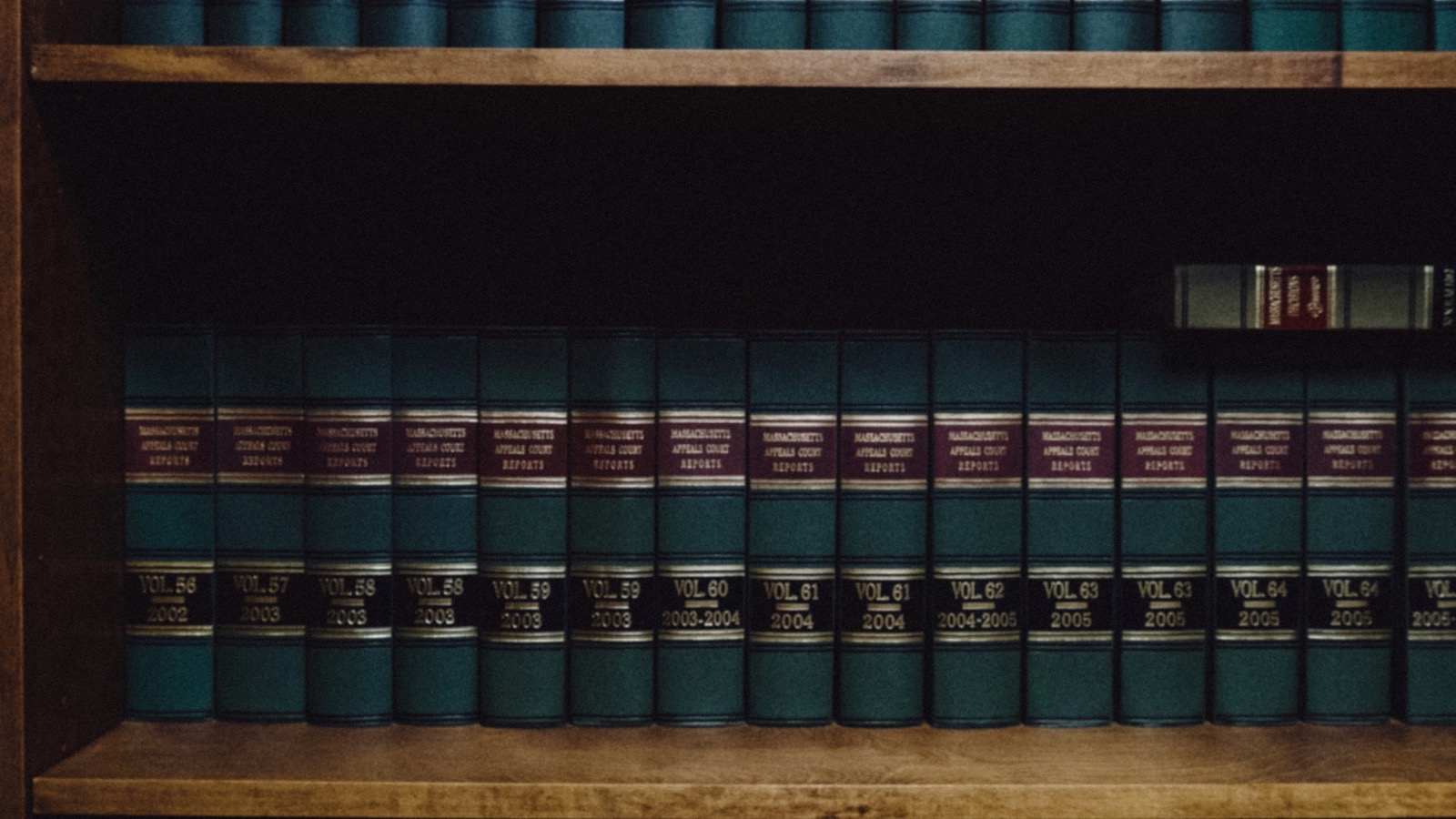Estantes con tomos de jurisprudencia encuadernados en una biblioteca jurídica